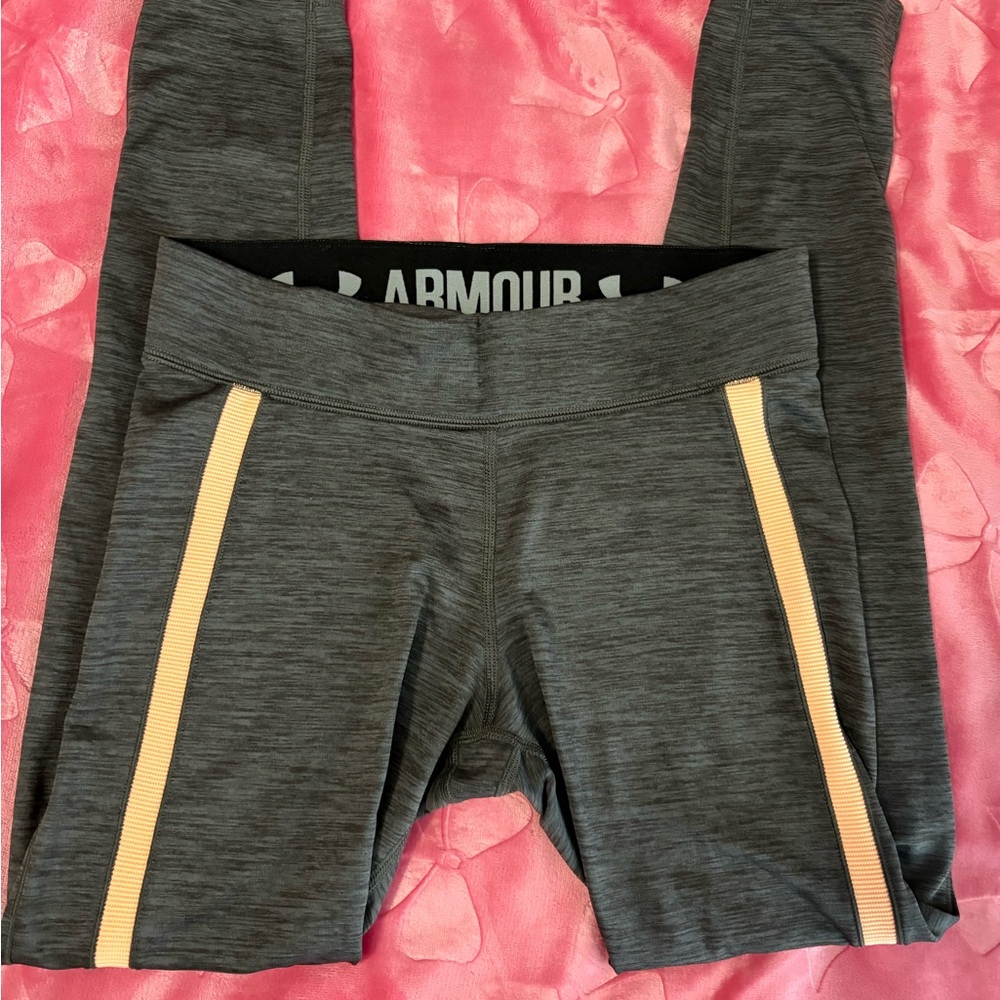 🩶🍑 Under Armour Charcoal Performance Leggings – Women’s Medium 🍑🩶